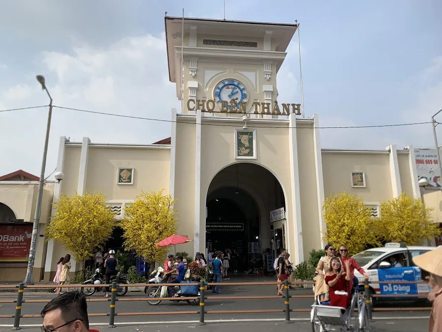 Livestream bán hàng tại chợ Bến Thành: Chuyển mình, thích ứng