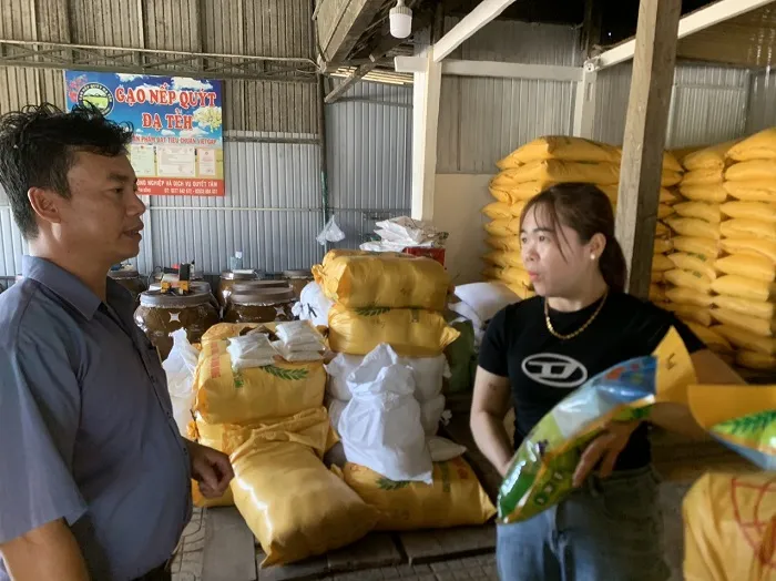 Hiện giá bán là 32.000 đồng/ ký, vào dịp tết lượng nếp bán ra nhiều hơn nhưng không biến động về giá. Ảnh: CHÍ HÀO nep-quyt-da-teh-5.jpg