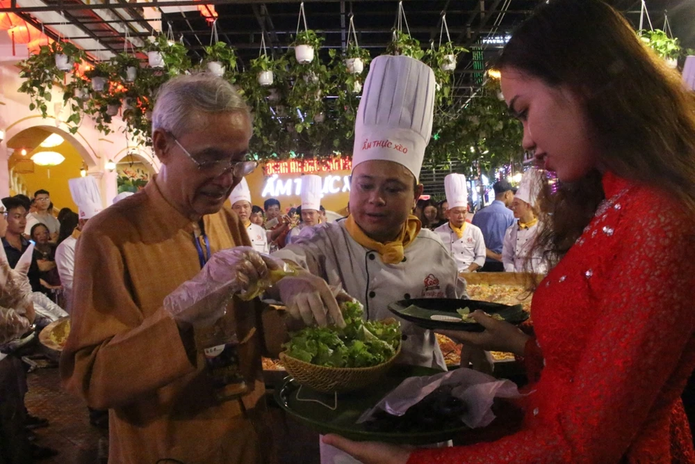 Đà Nẵng: Xác lập kỷ lục chiếc bánh xèo lớn nhất Việt Nam ảnh 9 Đà Nẵng: Xác lập kỷ lục chiếc bánh xèo lớn nhất Việt Nam ảnh 9