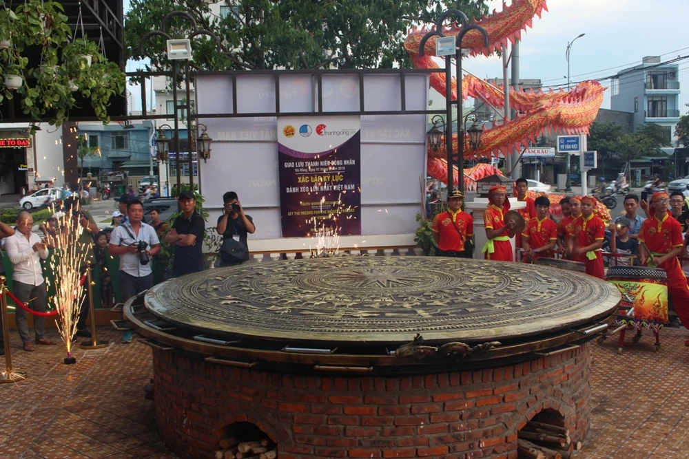 Đà Nẵng: Xác lập kỷ lục chiếc bánh xèo lớn nhất Việt Nam ảnh 4 Đà Nẵng: Xác lập kỷ lục chiếc bánh xèo lớn nhất Việt Nam ảnh 4