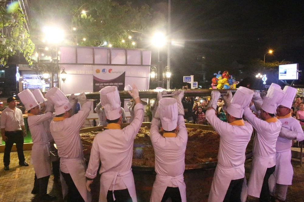 Đà Nẵng: Xác lập kỷ lục chiếc bánh xèo lớn nhất Việt Nam ảnh 6 Đà Nẵng: Xác lập kỷ lục chiếc bánh xèo lớn nhất Việt Nam ảnh 6