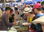 Đà Nẵng: Xác lập kỷ lục chiếc bánh xèo lớn nhất Việt Nam ảnh 10 Hàng ngàn người chen nhau đến lễ hội bánh dân gian