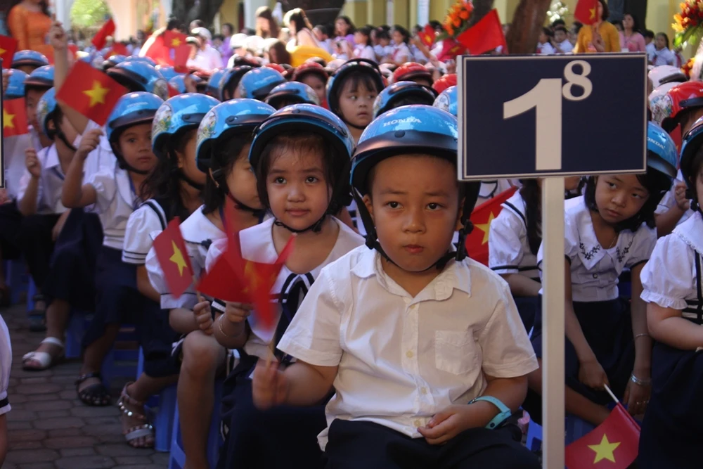  Phó Thủ tướng Trương Hòa Bình tặng mũ bảo hiểm cho HS Đà Nẵng ảnh 8