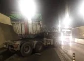 Cháy xe đầu kéo, đường tránh Nam Hải Vân kẹt xe gần 3 km ảnh 3 2 xe tải tông trong hầm Hải Vân làm 3 người bị thương