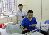 Bị tấn công bằng búa sau khi bênh vợ ảnh 2 Bị cắn đứt tai khi đang nhậu với bạn