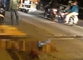 Tài xế xe ben vừa lái xe vừa nghe nhạc tông chết người ảnh 2 Mẹ ôm con gái bị tai nạn giao thông ở đường Nguyễn Duy Trinh
