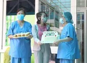 Nữ bệnh nhân 135 tặng bánh kem cảm ơn y, bác sĩ Đà Nẵng 