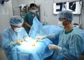 Vượt sóng to, cứu tàu cá của ngư dân Đà Nẵng gặp nạn ảnh 2 Quân y Trường Sa cấp cứu ngư dân bị nạn