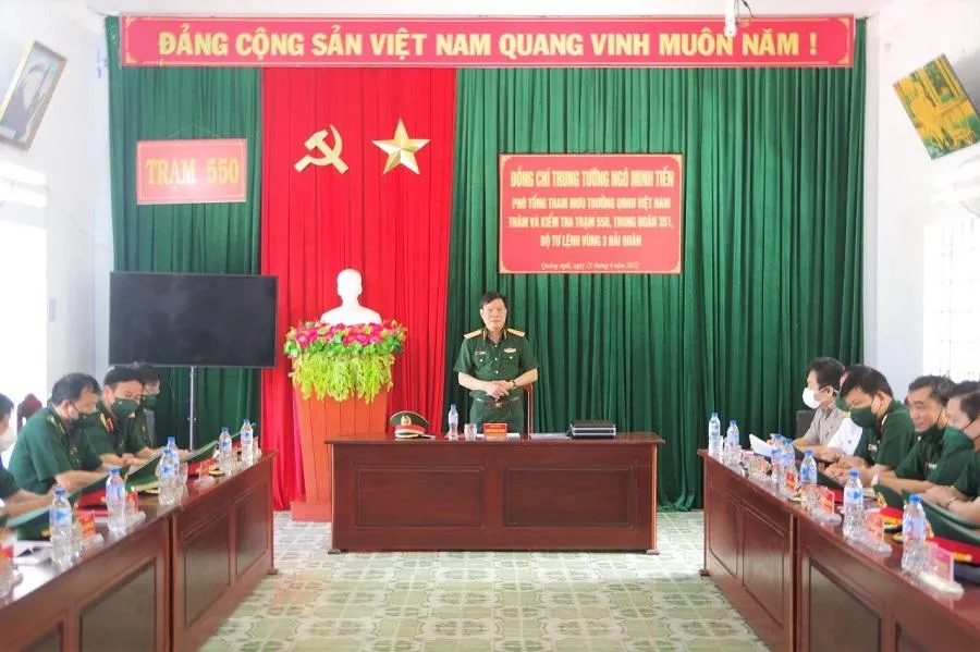 Trung tướng Ngô Minh Tiến, Phó Tổng Tham mưu trưởng QĐND Việt Nam, thăm và kiểm tra Trạm radar 550 ở huyện đảo Lý Sơn (Quảng Ngãi). Ảnh: CÔNG TÀI