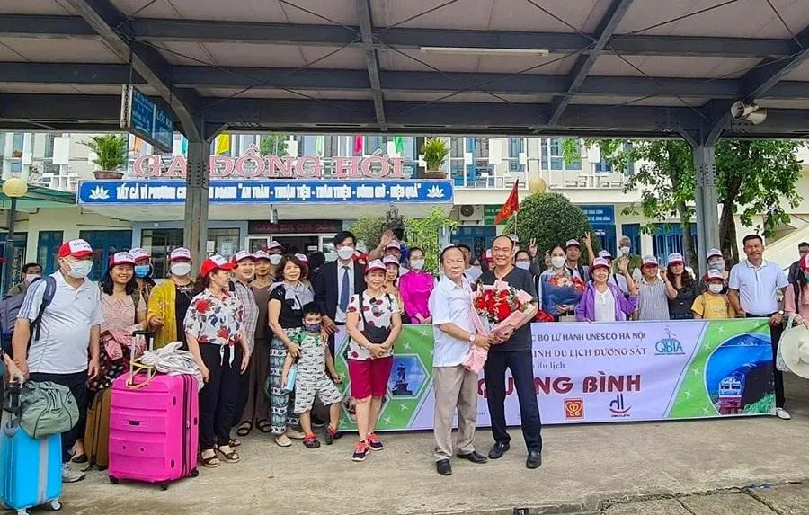 Khoảng 1.400 người từ Hà Nội đến Quảng Bình trong chuyến tàu hỏa trọn gói charter. Ảnh: ĐH Khoảng 1.400 người từ Hà Nội đến Quảng Bình trong chuyến tàu hỏa trọn gói charter. Ảnh: ĐH