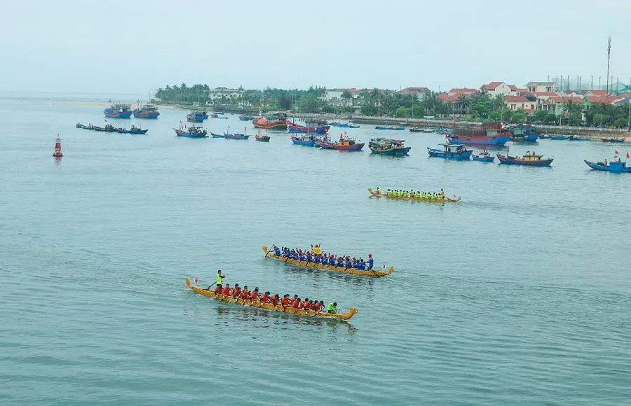Lễ hội đua bơi thuyền truyền thống trên sông Nhật Lệ sáng ngày 30-4. Ảnh: ĐH Lễ hội đua bơi thuyền truyền thống trên sông Nhật Lệ sáng ngày 30-4. Ảnh: ĐH