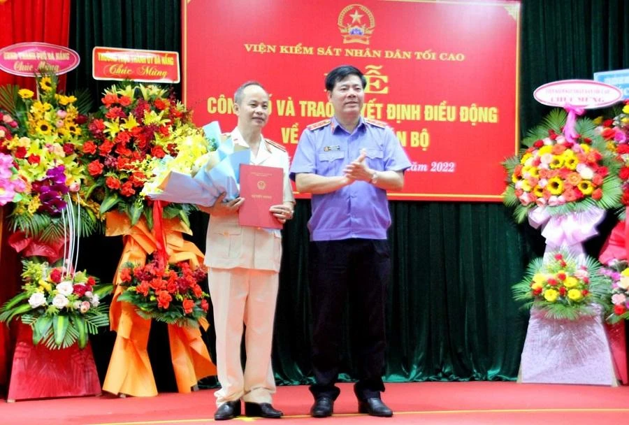 Phó Viện trưởng VKSND Tối cao Nguyễn Quang Dũng trao quyết định bổ nhiệm cho ông Nguyễn Văn Quang. Ảnh: XN