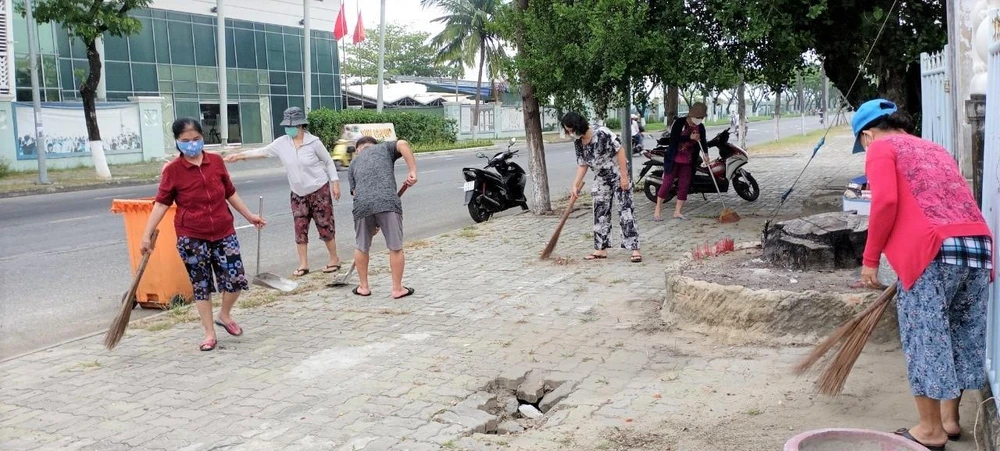 Người dân phường Nại Hiên Đông (quận Sơn Trà, Đà Nẵng) tổng dọn vệ sinh để giữ môi trường sống sạch sẽ, thoáng mát, phòng chống dịch bệnh mùa hè. Ảnh: PNHĐ