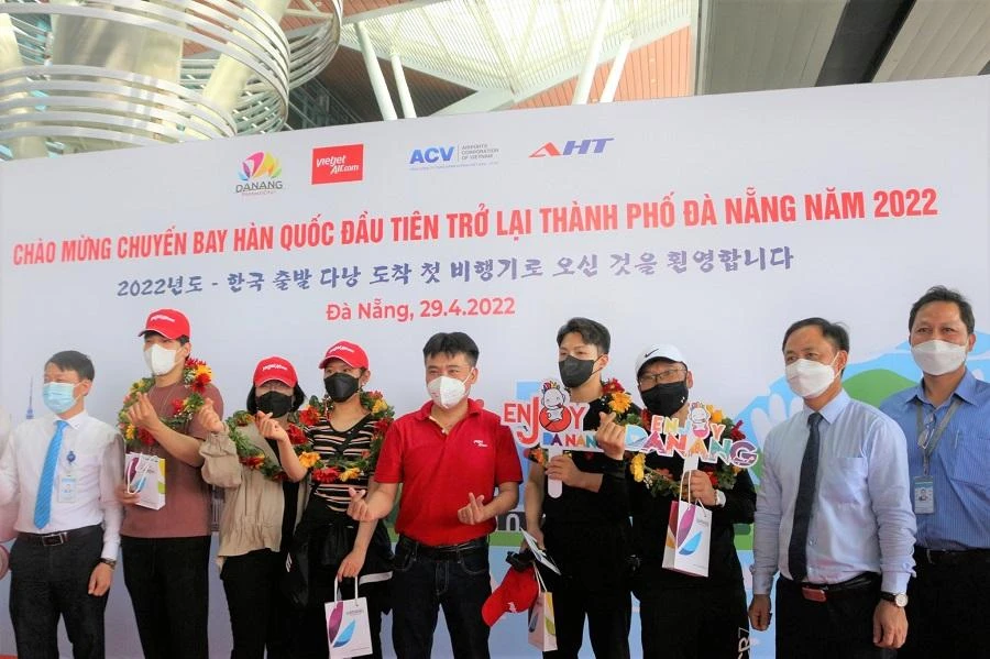 Đà Nẵng đón chuyến bay Hàn Quốc đầu tiên trở lại thành phố sau dịch bệnh. Ảnh: T.AN