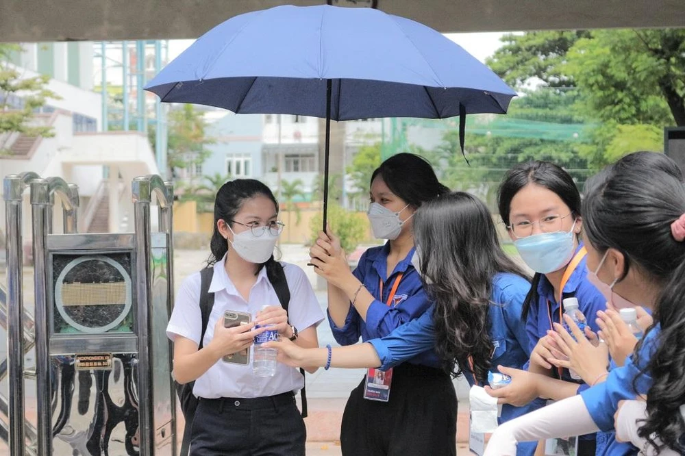 Những thí sinh đầu tiên rời khỏi phòng thi sau môn đầu tiên. Ảnh: T.AN