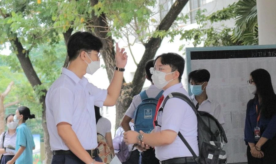 Học sinh tranh thủ thảo luận trước khi vào phòng thi. Ảnh: T.AN Học sinh tranh thủ thảo luận trước khi vào phòng thi. Ảnh: T.AN