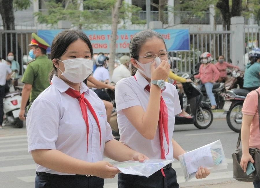 Thí sinh đến dự thi tại Trường THPT Phan Châu Trinh. Ảnh: T.AN Thí sinh đến dự thi tại Trường THPT Phan Châu Trinh. Ảnh: T.AN