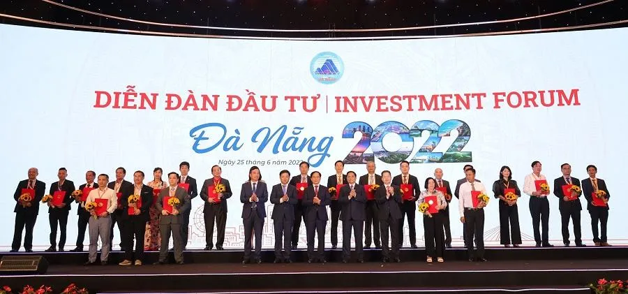 Đà Nẵng trao Giấy chứng nhận cho các nhà đầu tư.