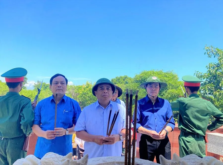 Bộ trưởng Bộ KH&amp;ĐT Nguyễn Chí Dũng dâng hương tri ân các anh hùng, liệt sĩ trên đảo. Ảnh: CT
