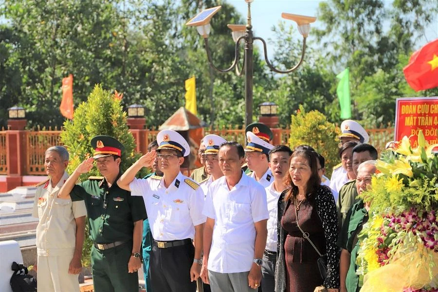 Trước đó, Lữ đoàn 680 cũng đã đến dâng hương tri ân các anh hùng, liệt sĩ tại nghĩa trang xã Đại Đồng, Quảng Nam. Ảnh: T.AN