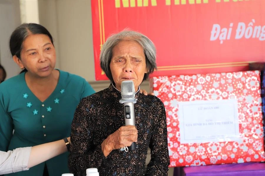 Bà Thiểm xúc động gửi lời cảm ơn các đơn vị. Ảnh: T.AN