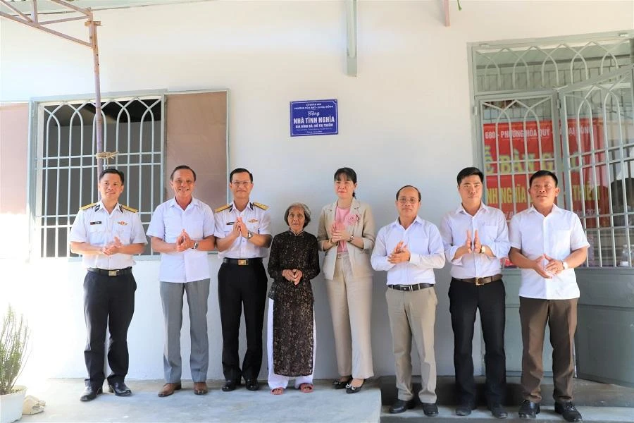 Lữ đoàn 680 (Vùng 3 Hải quân) phối hợp với UBND phường Hòa Quý (Đà Nẵng) và UBND xã Đại Đồng (Quảng Nam) bàn giao nhà tình nghĩa cho vợ liệt sỹ. Ảnh: T.AN
