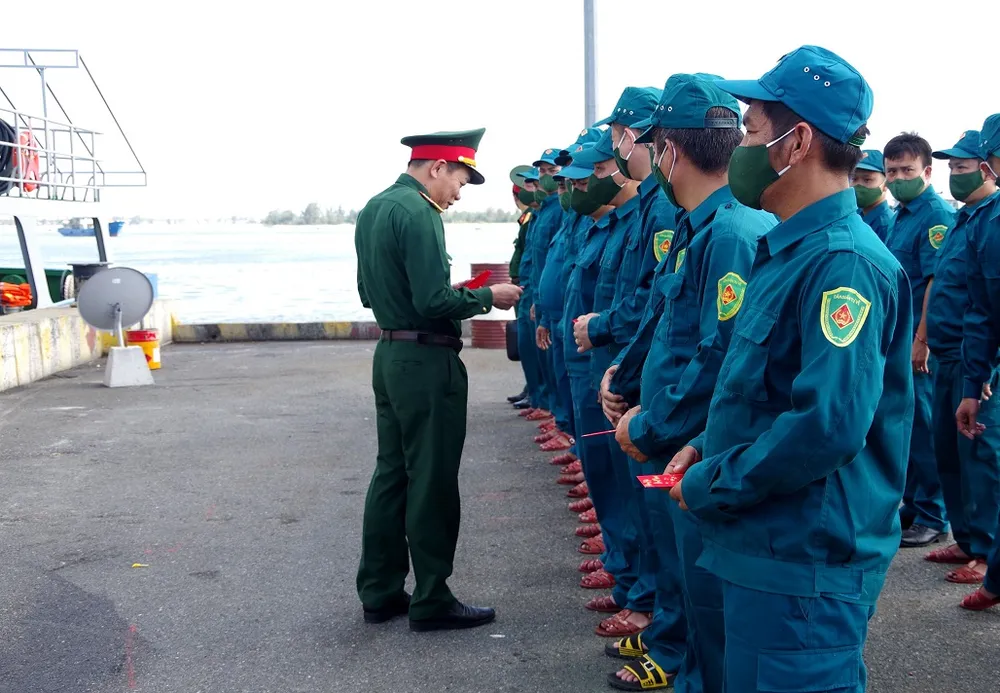 Đại tá Nguyễn Hữu Bưu, Phó Tham mưu trưởng Bộ Chỉ huy quân sự thành phố Đà Nẵng trao bao lì xì cho các chiến sĩ dân quân. Ảnh: HOÀNG DIỆU