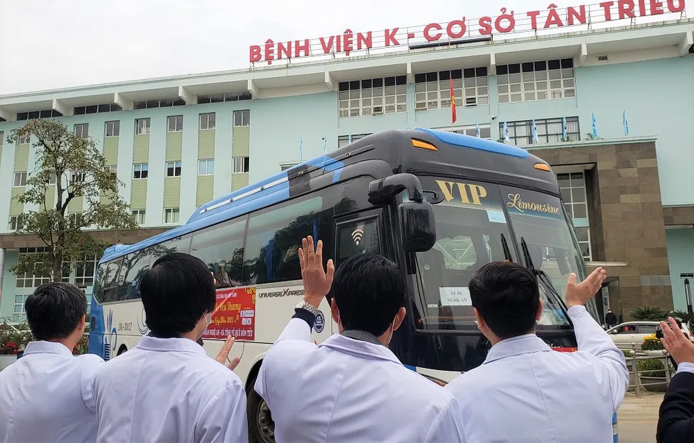 Các bác sĩ tiễn bệnh nhân về quê đón Tết. Ảnh: T.AN Các bác sĩ tiễn bệnh nhân về quê đón Tết. Ảnh: T.AN