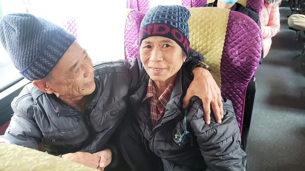 "Chào mọi người, tôi đưa bạn già về quê ăn Tết đây!"- ông Thám vui vẻ chia sẻ. Ảnh: T.AN "Chào mọi người, tôi đưa bạn già về quê ăn Tết đây!"- ông Thám vui vẻ chia sẻ. Ảnh: T.AN