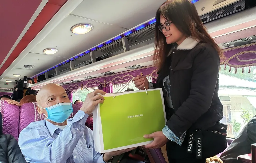 Các nhà hảo tâm gửi tặng bệnh nhân món quà nhỏ trước khi về quê trên những chuyến xe miễn phí. Ảnh: T.AN Các nhà hảo tâm gửi tặng bệnh nhân món quà nhỏ trước khi về quê trên những chuyến xe miễn phí. Ảnh: T.AN