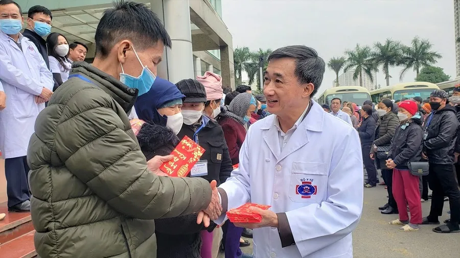 Thứ trưởng Bộ Y tế Trần Văn Thuấn gửi lời chúc mừng năm mới và gửi tặng lì xì cho các bệnh nhân. Ảnh: T.AN Thứ trưởng Bộ Y tế Trần Văn Thuấn gửi lời chúc mừng năm mới và gửi tặng lì xì cho các bệnh nhân. Ảnh: T.AN