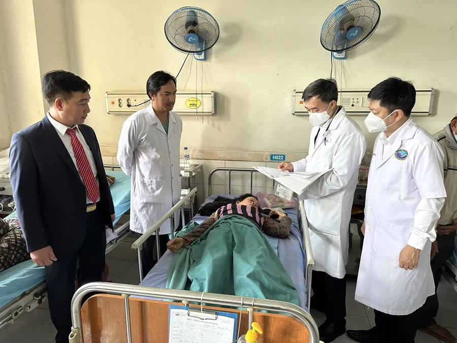 Thứ trưởng Bộ Y tế Trần Văn Thuấn và đoàn công tác thăm hỏi, động viên các nạn nhân vụ tai nạn giao thông ở Quảng Nam. Ảnh: BVCC Thứ trưởng Bộ Y tế Trần Văn Thuấn và đoàn công tác thăm hỏi, động viên các nạn nhân vụ tai nạn giao thông ở Quảng Nam. Ảnh: BVCC