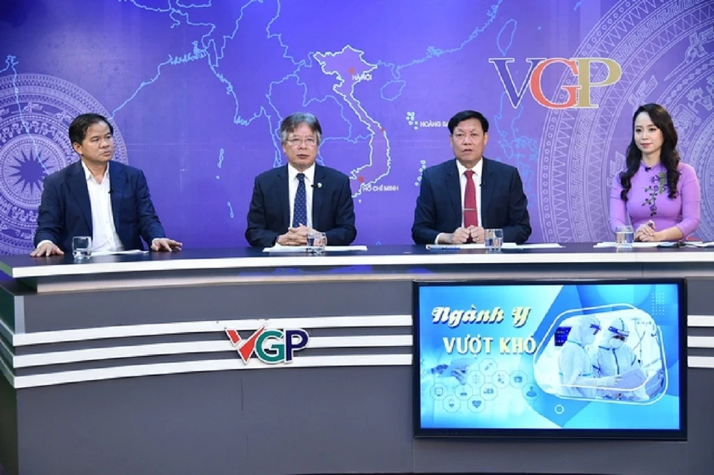 Các khách mời tham dự tọa đàm tại đầu cầu Hà Nội (từ phải sang): Thứ trưởng Bộ Y tế Đỗ Xuân Tuyên; GS.TS Trần Bình Giang, Giám đốc BV Hữu Nghị Việt Đức; GS.TS Đào Xuân Cơ, Giám đốc BV Bạch Mai. Ảnh: Ảnh: VGP/Quang Thương