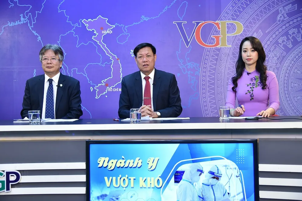 Thứ trưởng Bộ Y tế Đỗ Xuân Tuyên (giữa) cùng các khách mời tại tọa đàm. Ảnh: VGP/Quang Thương