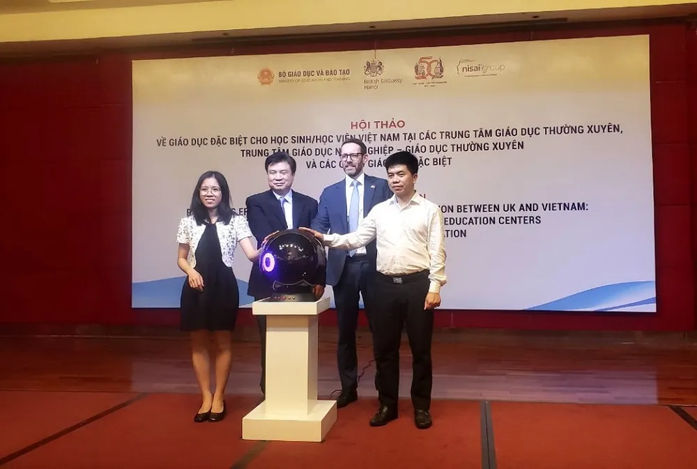 Thứ trưởng Bộ GD&amp;ĐT Nguyễn Hữu Độ và Đại sứ Anh tại Việt Nam Iain Frew cùng các đại biểu khởi động Dự án thí điểm hợp tác giáo dục đặc biệt giữa Nisai Group (Anh Quốc) và tỉnh Hà Tĩnh. Ảnh: T.AN