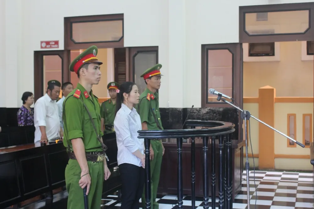 Phiên tòa có đông luật sư nhất: Bị cáo khai bị dọa kiện