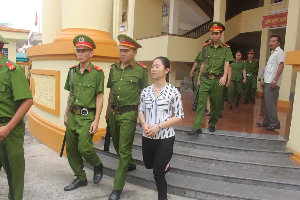 Phiên tòa thu hút rất đông luật sư bào chữa cho bị cáo