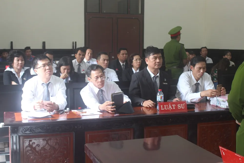 Trả hồ sơ vụ án có 37 LS bào chữa cho 1 bị cáo