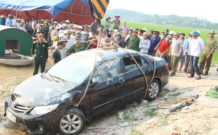 Thương tâm: Ô tô lao xuống hồ chìm nghỉm, giám đốc và lái xe tử vong ảnh 1