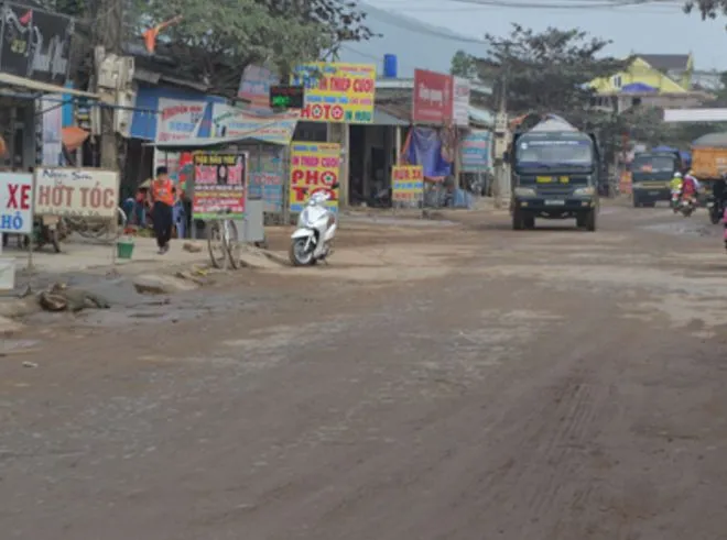 Người phụ nữ buôn gà nằm chết bất thường bên đường ảnh 1