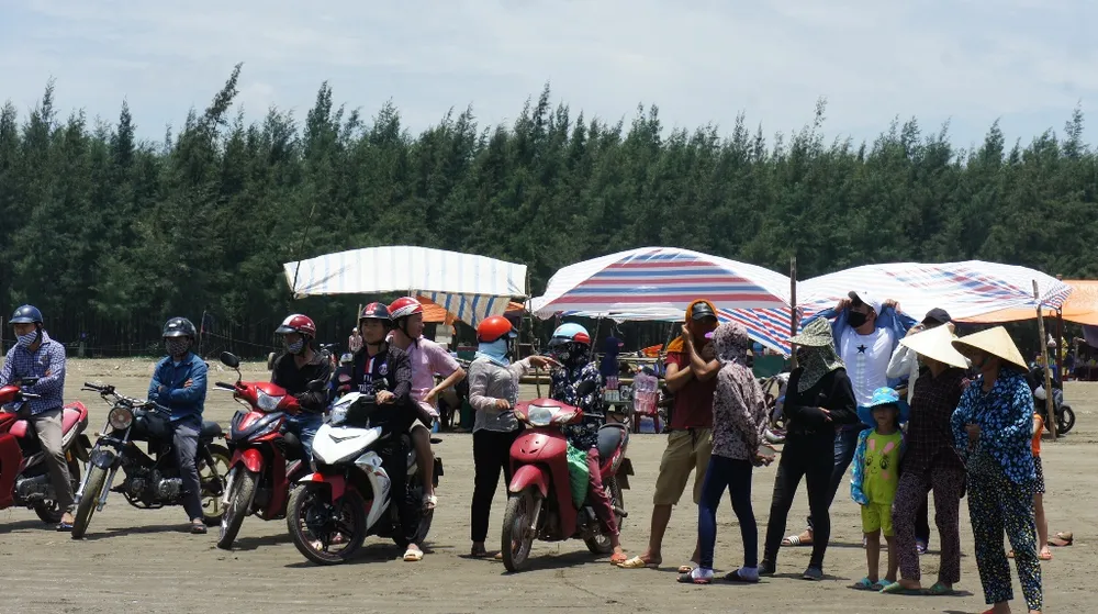 Người dân rưng rưng chờ đưa xác cá voi lên bờ ảnh 4 Người dân rưng rưng chờ đưa xác cá voi lên bờ ảnh 4