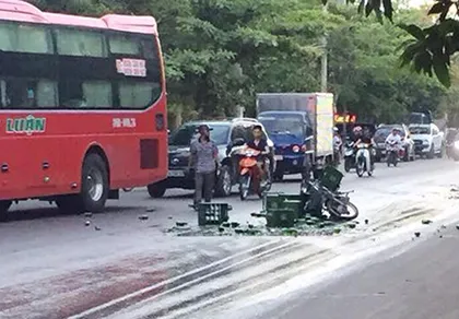 Xe tải để chất lỏng vàng đổ xuống đường rồi tháo chạy ảnh 1 Xe tải để chất lỏng vàng đổ xuống đường rồi tháo chạy ảnh 1