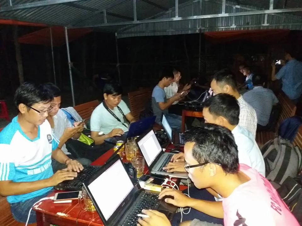 Đông đảo người dân thức đón phi công Trần Quang Khải ảnh 7 Đông đảo người dân thức đón phi công Trần Quang Khải ảnh 7