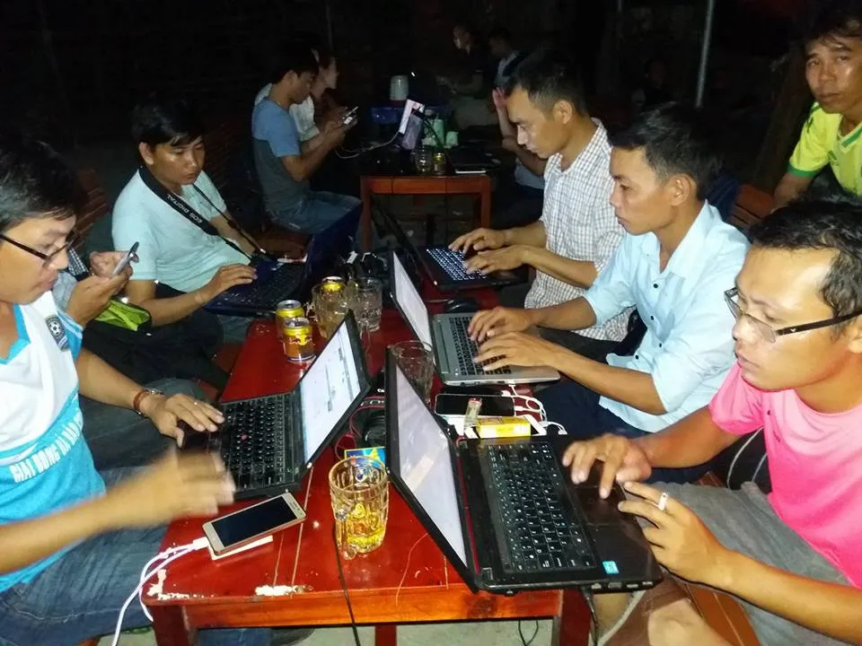 Đông đảo người dân thức đón phi công Trần Quang Khải ảnh 6 Đông đảo người dân thức đón phi công Trần Quang Khải ảnh 6