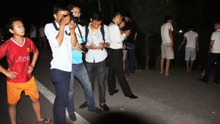 Đông đảo người dân thức đón phi công Trần Quang Khải ảnh 1 Đông đảo người dân thức đón phi công Trần Quang Khải ảnh 1