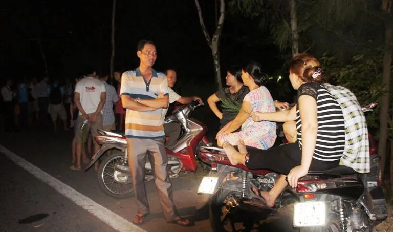 Đông đảo người dân thức đón phi công Trần Quang Khải ảnh 2 Đông đảo người dân thức đón phi công Trần Quang Khải ảnh 2