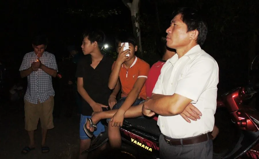 Đông đảo người dân thức đón phi công Trần Quang Khải ảnh 3 Đông đảo người dân thức đón phi công Trần Quang Khải ảnh 3