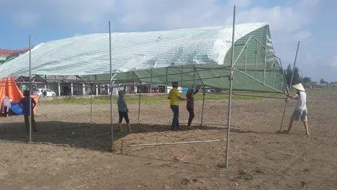 Người thân dựng rạp bên bờ biển khi tìm kiếm chị N. rồi dỡ rạp khi chị N. được phát hiện còn sống, trở về nhà.