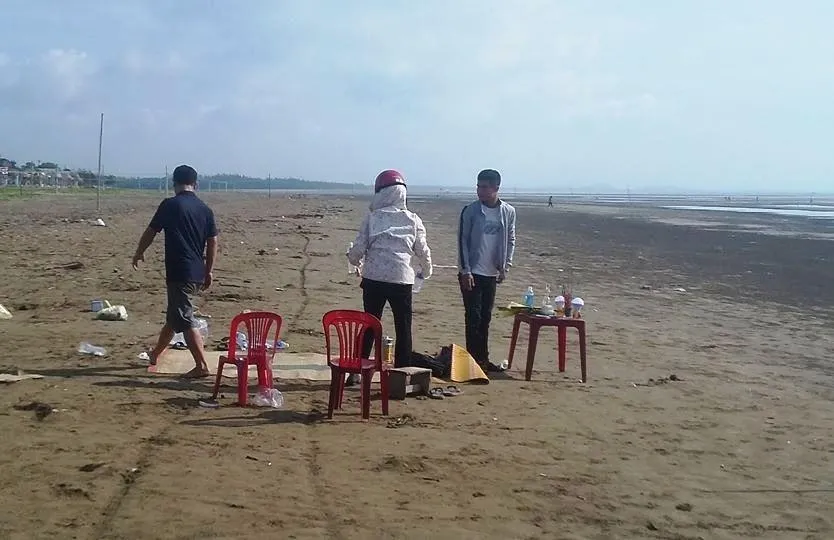 Người thân ra bãi biển lập bàn thờ, cúng khi tìm chị N. mất tích bí ẩn khi tắm biển