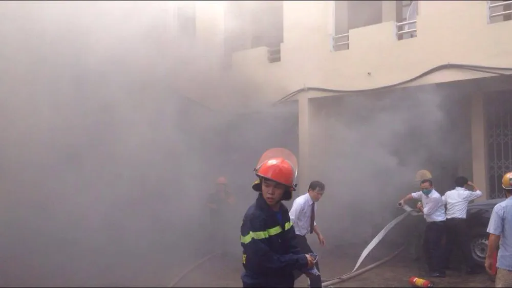 Cháy xe ô tô tại chi nhánh ngân hàng